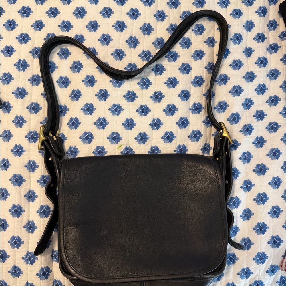 Vintage Coach Elegant Black Leather Shoulder Bag